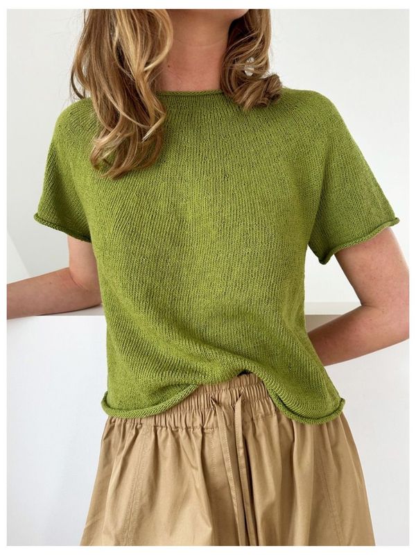 Plain Yoke Tee 28 strikkepakke fra Le Knit i Sandnes Garn Tynn Line